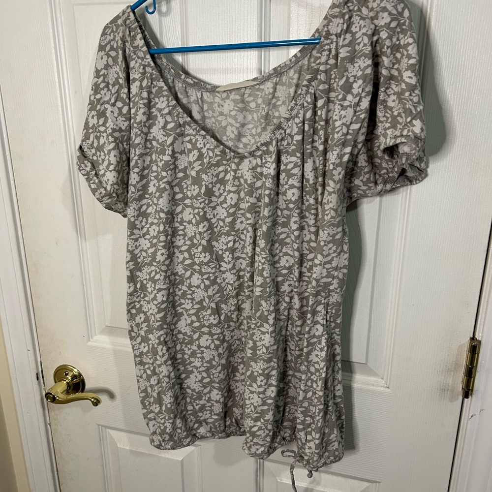 Old Navy Gray Floral Short Sleeve Blouse